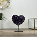 Amethyst-Herzskulptur mit kraftvoll gewachsener, purpurner Kristallstruktur