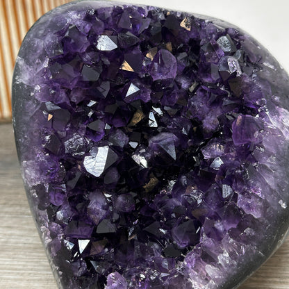 Amethyst-Druse mit tiefvioletter Kristallarchitektur, in hochwertiger Naturqualität