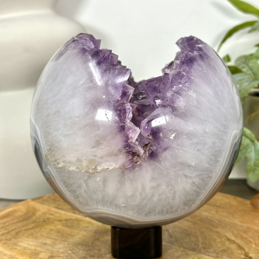 Amethyst-Achat-Steinkugel massiv mit dichter Kristallstruktur