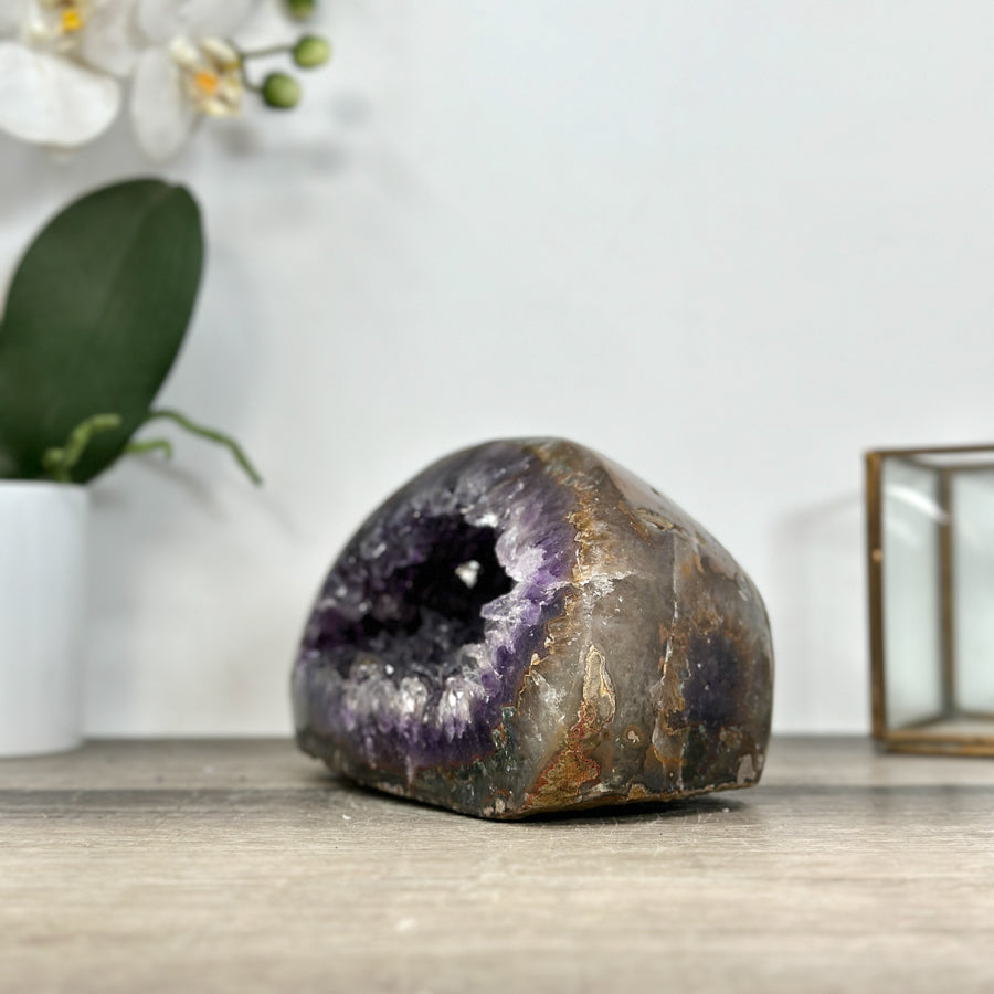 Amethyst-Geode mit kontrastreicher Quarzschale
