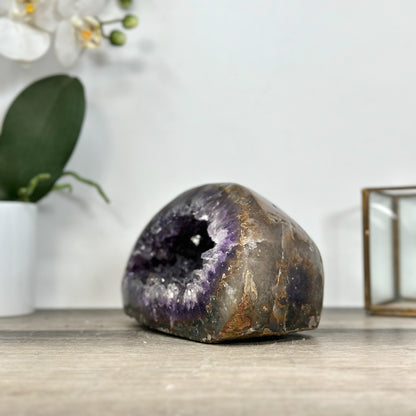 Amethyst-Geode mit kontrastreicher Quarzschale