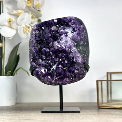 Amethyst-Kristallcluster mit gleichmäßig gewachsener Spitzenzone, in ausgewählter Spitzenqualität