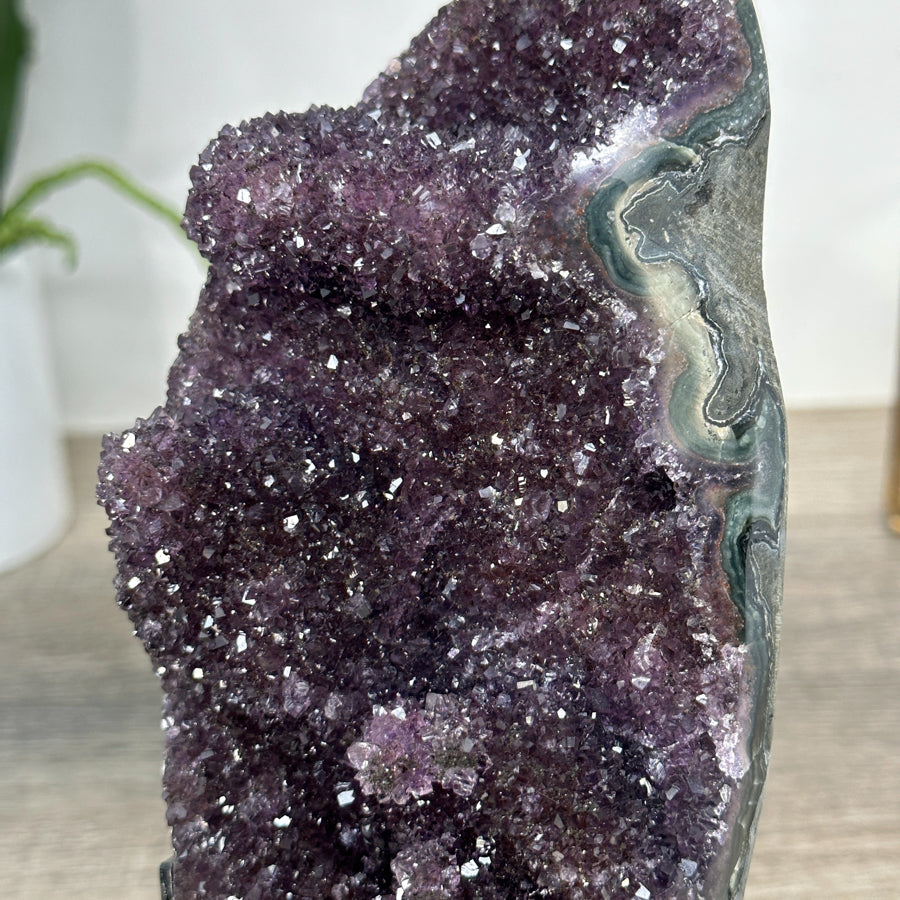 Amethyst-Kristall mit filigraner Stalaktitenbildung