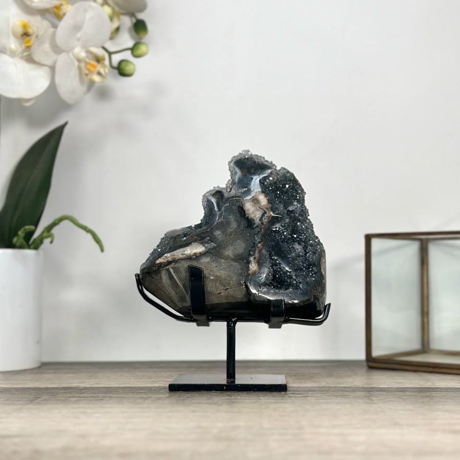 Natürliche Quarz-Skulptur mit stalaktitischer Bildung und strukturierter Oberfläche