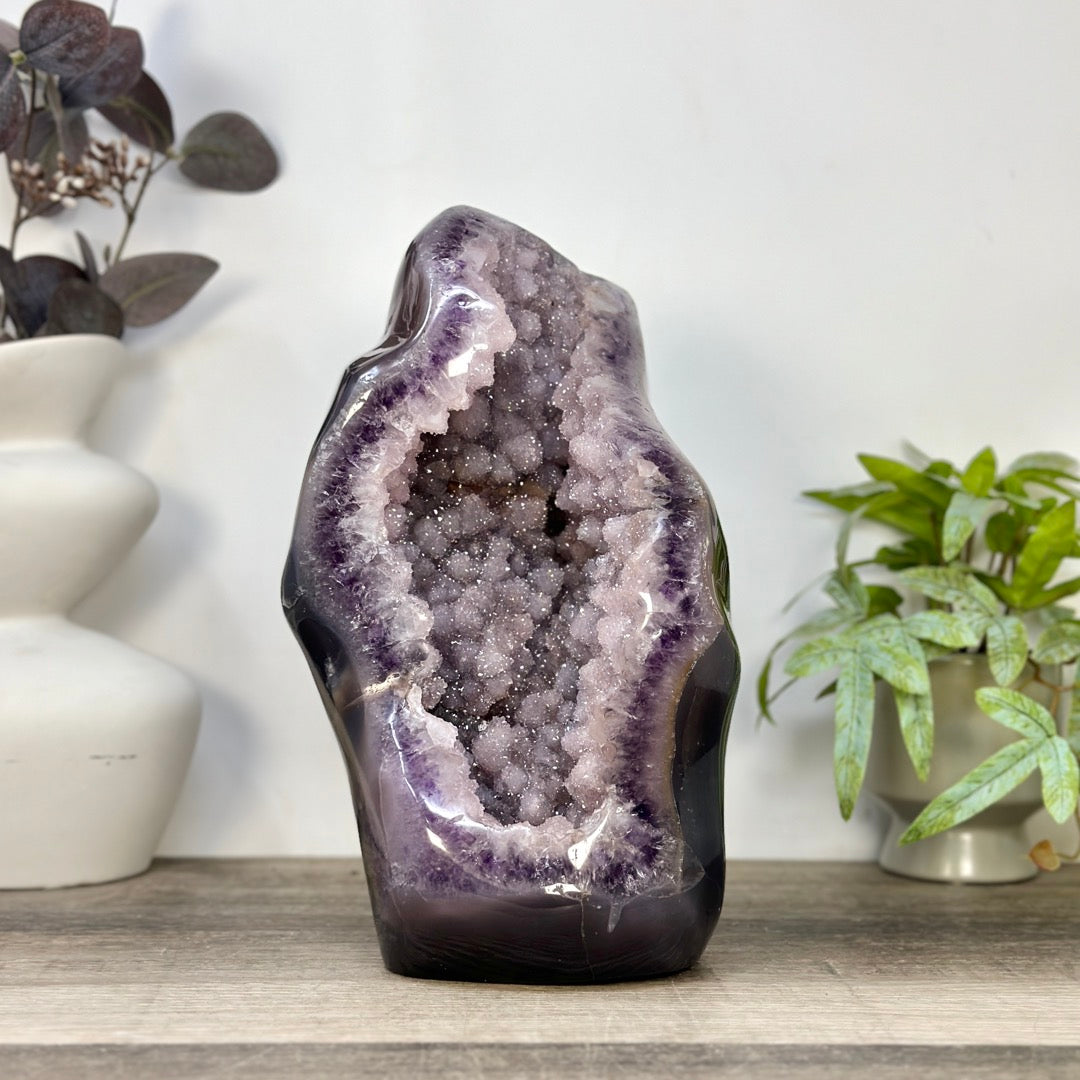 Zucker-Amethyst-Geode groß mit spiegelnder Oberfläche und Achat-Schale