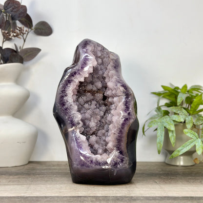 Zucker-Amethyst-Geode groß mit spiegelnder Oberfläche und Achat-Schale