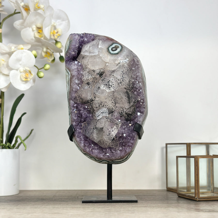 Amethyst-Kristall XL mit imposanter Kalzit-Auflage, in exklusiver Premiumqualität