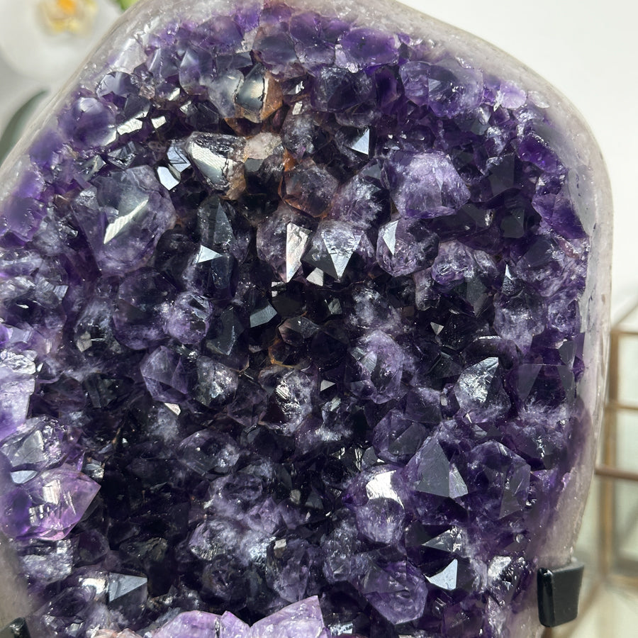 Amethyst-Kristall mit großkristalliner, lichtreflektierender Kristallstruktur