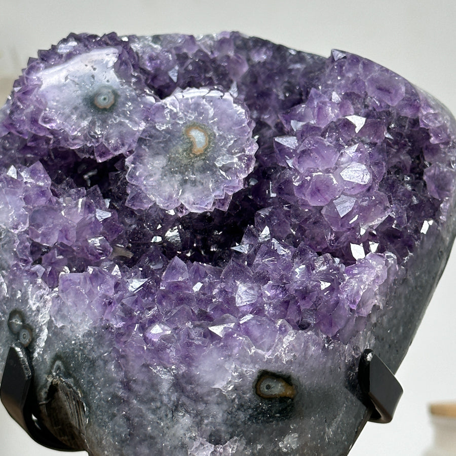 Amethyst-Geode mit ausgeprägten, anmutigen Stalaktitenaugen