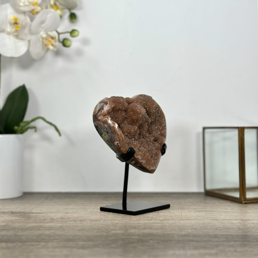 Quarz-Druzy-Herzskulptur mit orangefarbener, glitzernder Kristalloberfläche