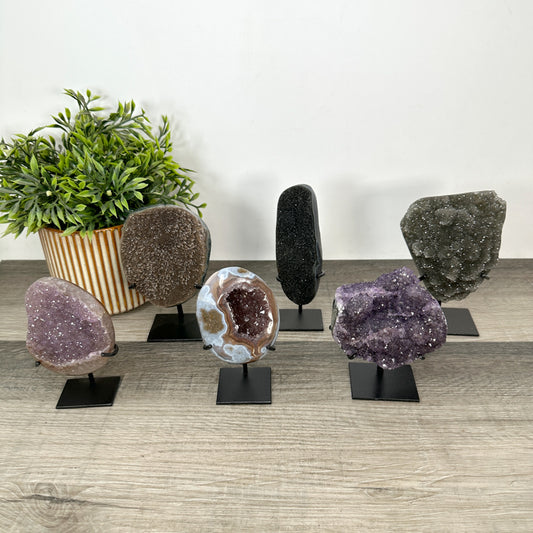 Kristallskulpturen-Set 6-teilig, mit kristallreicher Struktur und kontrastreicher Mineralformation