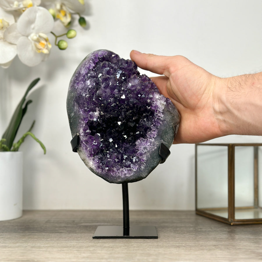Amethyst-Geode mit weich verlaufender, violetter Innenstruktur