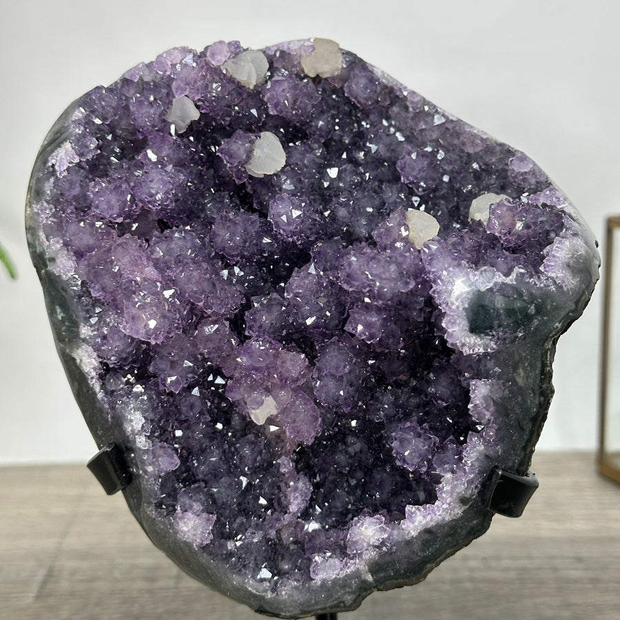 Amethyst-Cluster mit tiefvioletter, kompakter Kristallstruktur