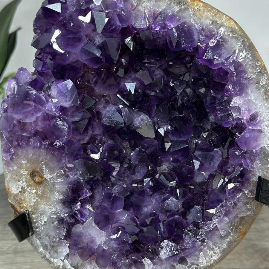Amethyst-Kristallcluster mit großflächiger, tiefvioletter Kristallstruktur, in hochwertiger Naturqualität