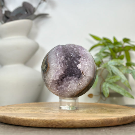 Amethyst-Steinkugel mit natürlicher Kristallbildung und ruhiger Oberflächenwirkung