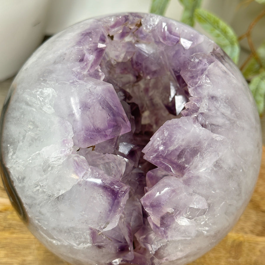 Amethyst-Achat-Steinkugel mit groß gewachsenen Kristallen und klarer Struktur