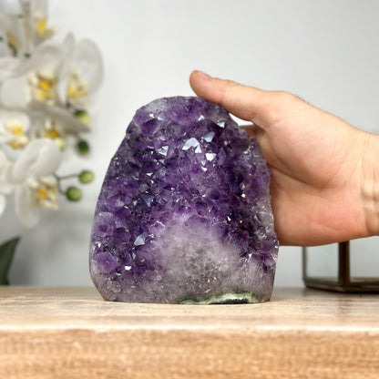 Amethyst-Kathedrale mit ausgeprägter Stalaktitenstruktur und tiefvioletter Kristallauskleidung