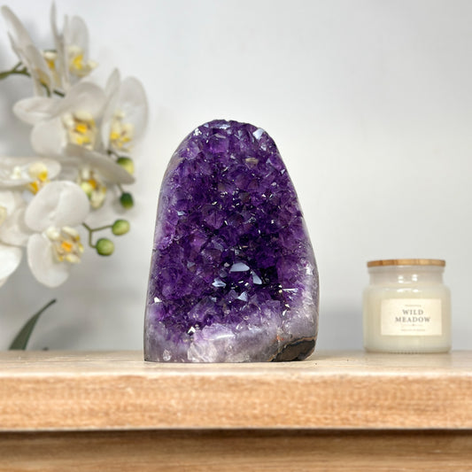 Amethyst-Kathedrale mit klar definierter Kristallkammer und polierten Randflächen