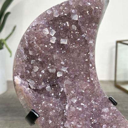 Amethyst-Mond in zartem Farbton mit natürlicher Kristallstruktur