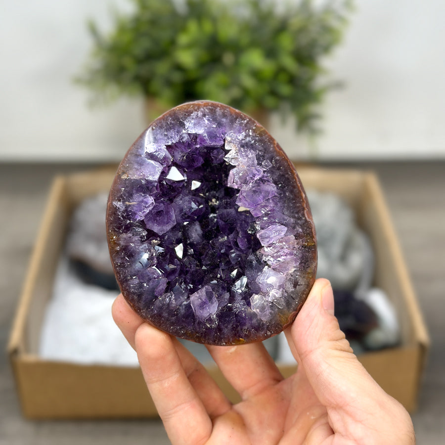 Mineralien-Ensemble mit differenzierter Struktur und natürlicher Kristallbildung