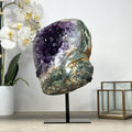 Amethyst-Geode mit grün gebänderter Jaspis-Schale