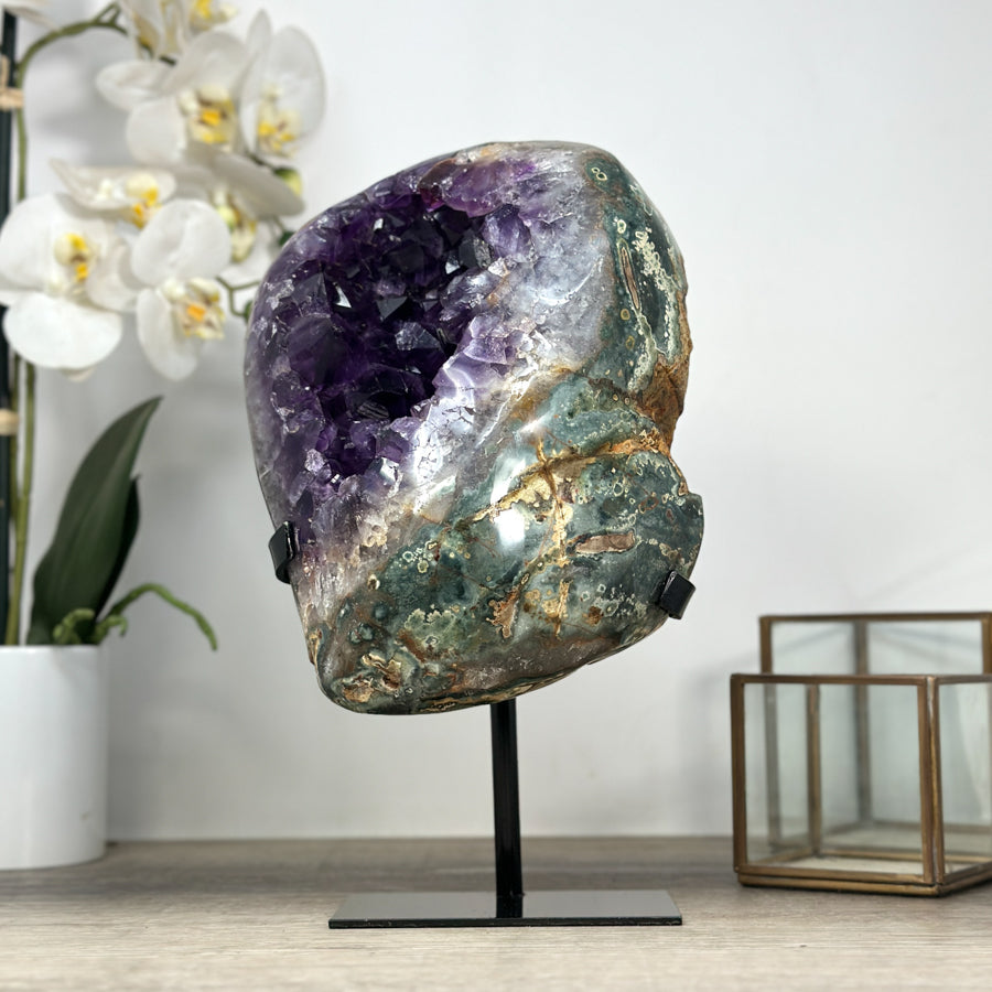 Amethyst-Geode mit grün gebänderter Jaspis-Schale