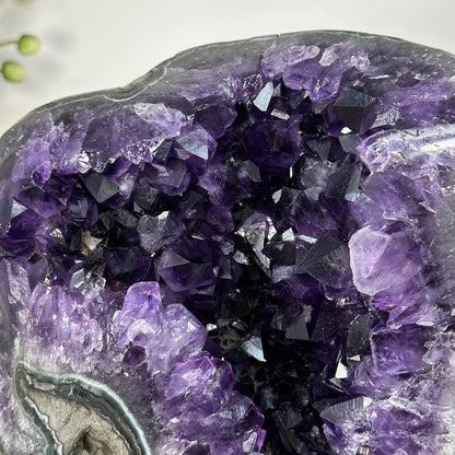 Amethyst-Geode groß mit klar definierter, prismatischer Formation