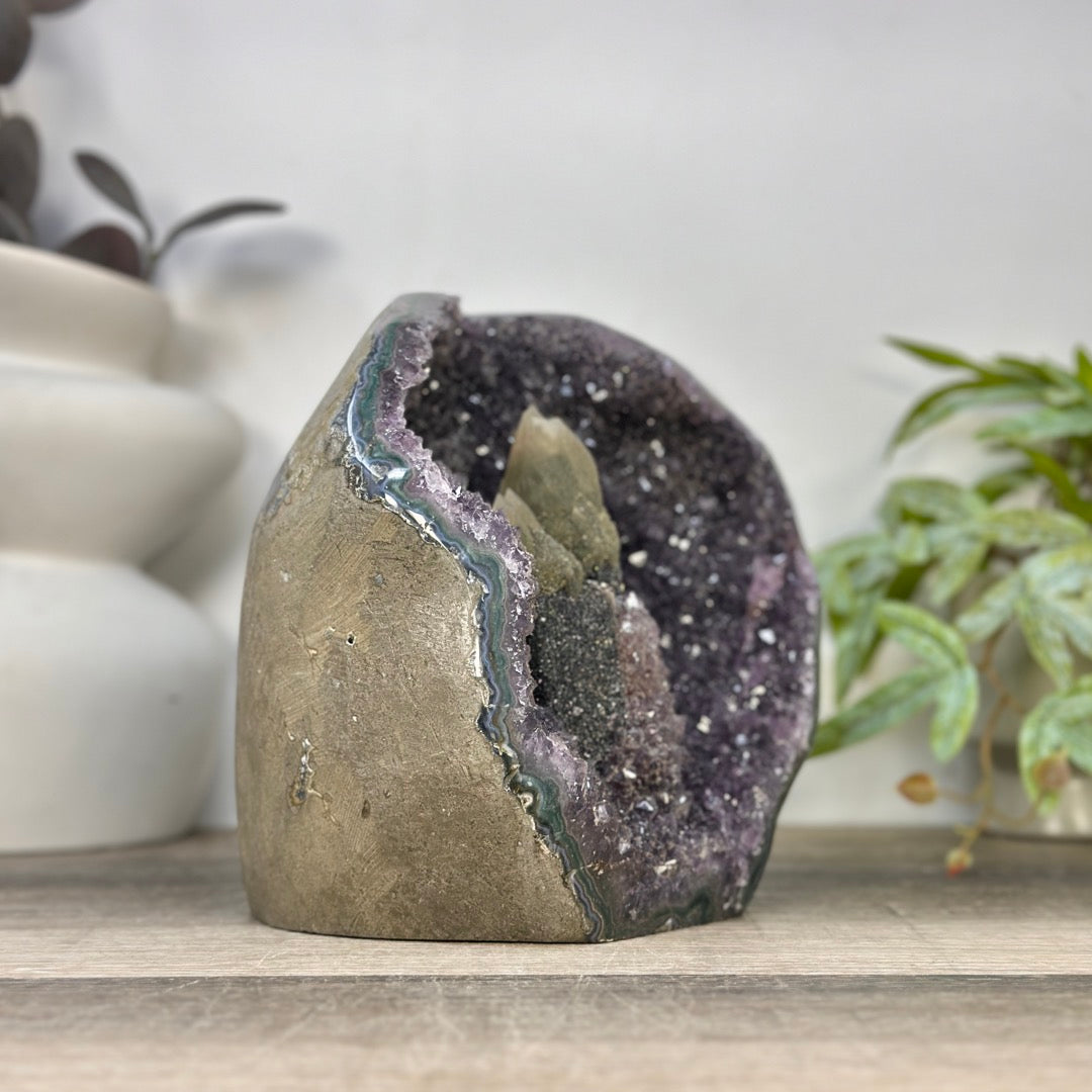 Amethyst-Geode in ausgewählter Spitzenqualität mit seltener Kalzit-Kristallstufe und tiefen Kristallen