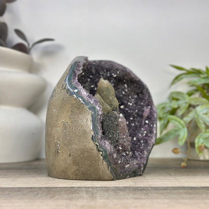 Amethyst-Geode in ausgewählter Spitzenqualität mit seltener Kalzit-Kristallstufe und tiefen Kristallen