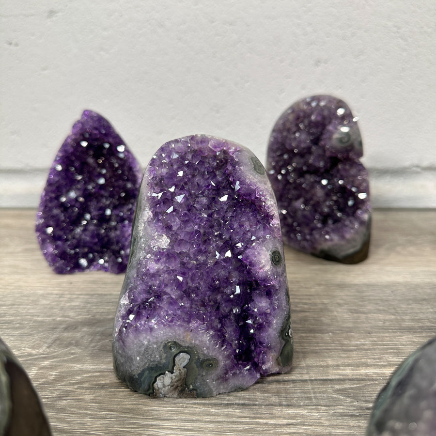Amethyst-Kathedralen & Drusen-Set 18-teilig, mit dicht gewachsenen, violetten Kristallformationen