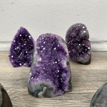 Amethyst-Kathedralen & Drusen-Set 18-teilig, mit dicht gewachsenen, violetten Kristallformationen