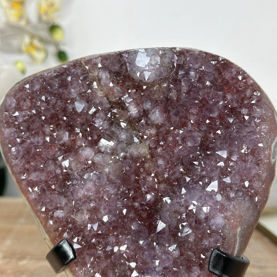 Amethyst-Cluster mit kontrastreicher Jaspis-Matrix