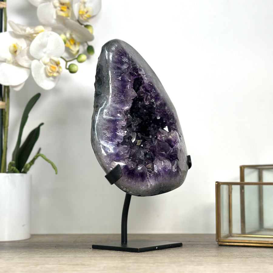 Amethyst-Geode groß mit weit geöffneter Kristallkammer