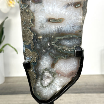 Quarz-Amethyst-Steinplatte mit vielschichtiger kristalliner Struktur