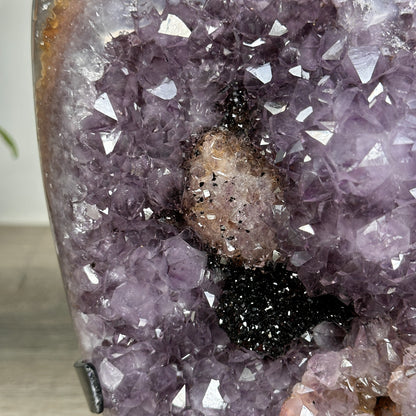 Amethyst-Cluster mit schwarzer Hämatitformation