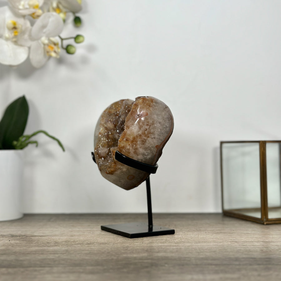 Quarz-Herzskulptur mit warm schimmernder, karamellfarbener Quarzstruktur