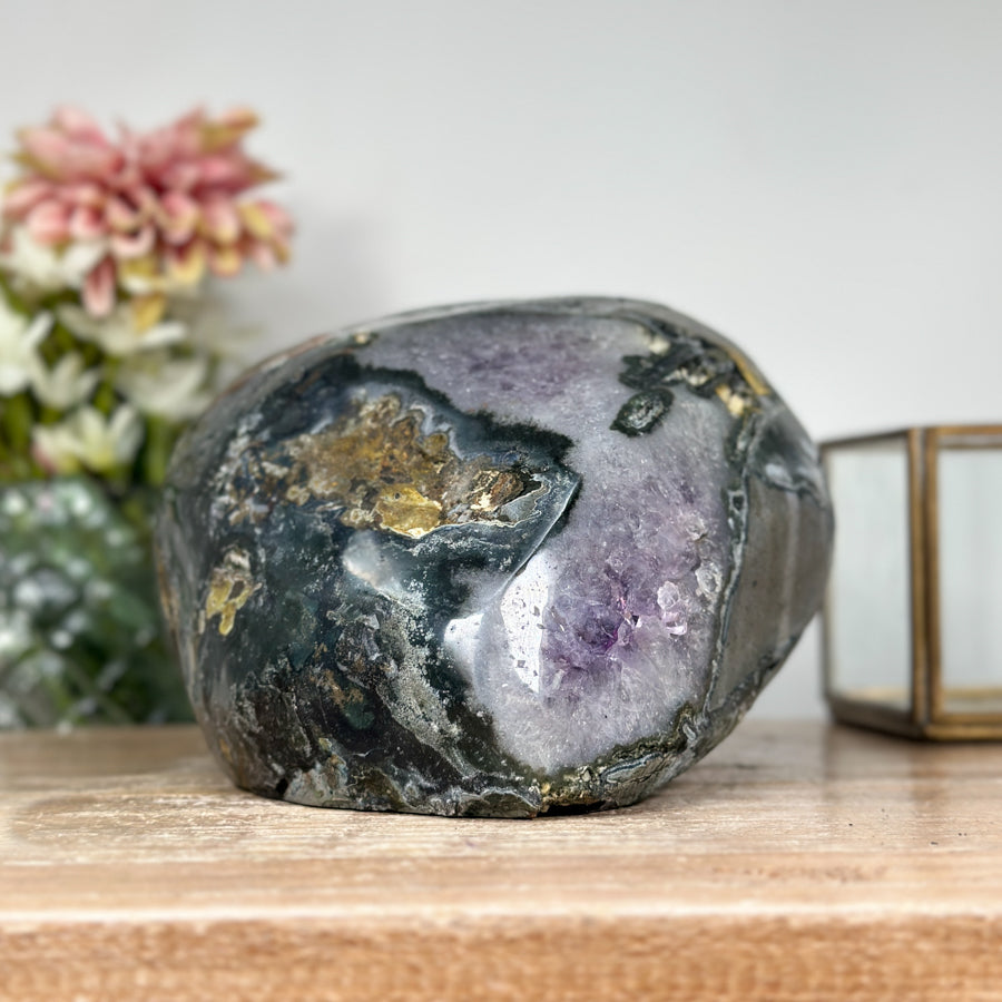 Amethyst-Achat-Geode mit plastischer Kalzitformation