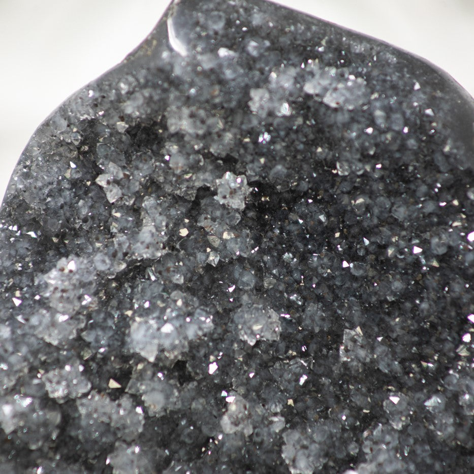 Graue Quarz-Geode mit dichter Stalaktitenstruktur, in hochwertiger Naturqualität