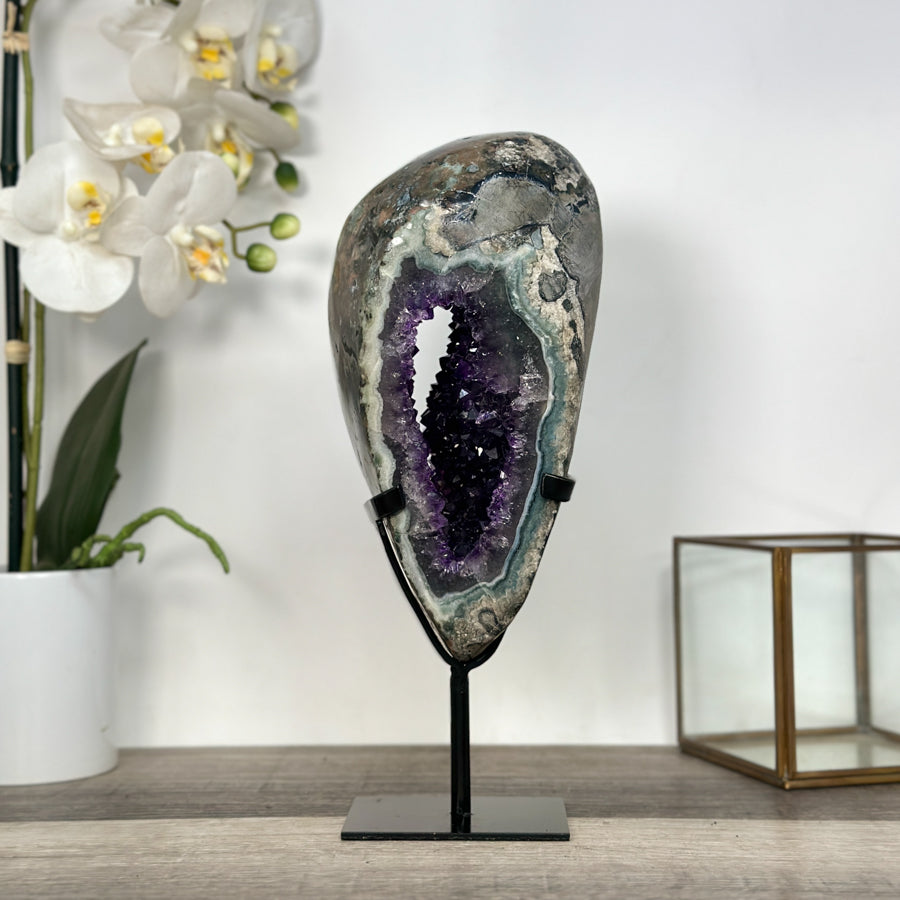 Amethyst-Geode mit präzise definierter Kristallstruktur