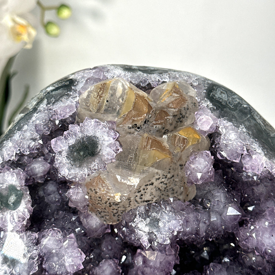 Amethyst-Geode mit ausgeprägter Stalaktitenoberfläche