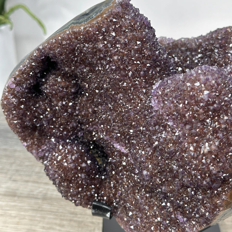 Amethyst-Stalaktitenformation mit vertikaler Tropfsteinstruktur