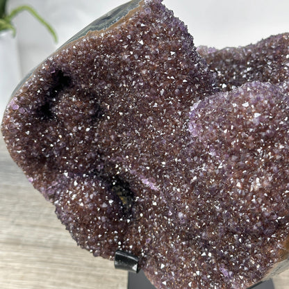 Amethyst-Stalaktitenformation mit vertikaler Tropfsteinstruktur