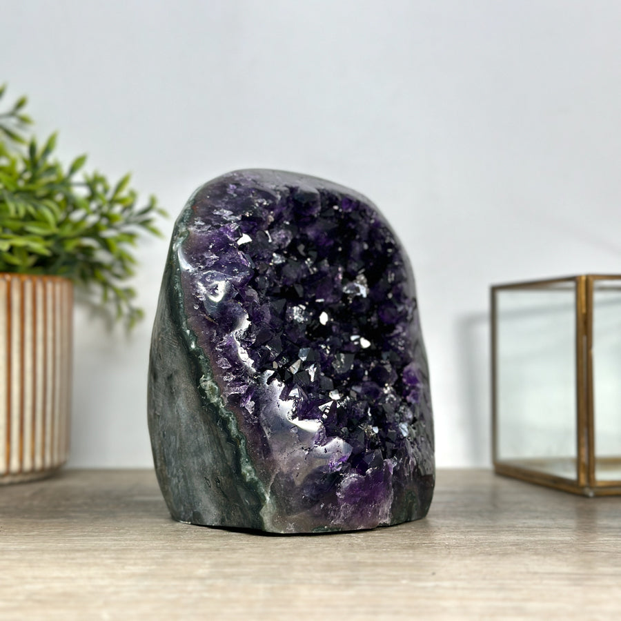 Amethyst-Kathedrale groß mit intensiv ausgeprägter, tiefvioletter Kristallkammer