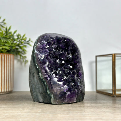 Amethyst-Kathedrale groß mit intensiv ausgeprägter, tiefvioletter Kristallkammer