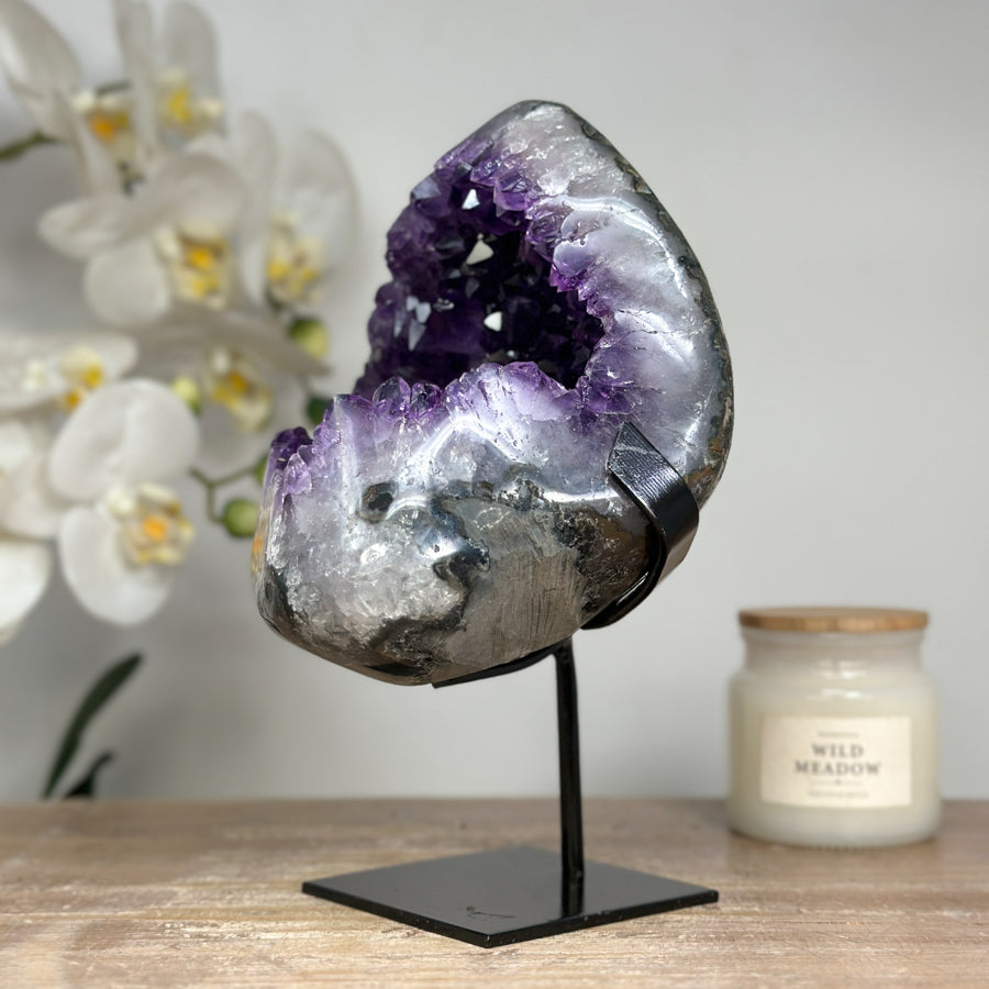 Amethyst-Geode mit stark strukturierter Kristallkammer