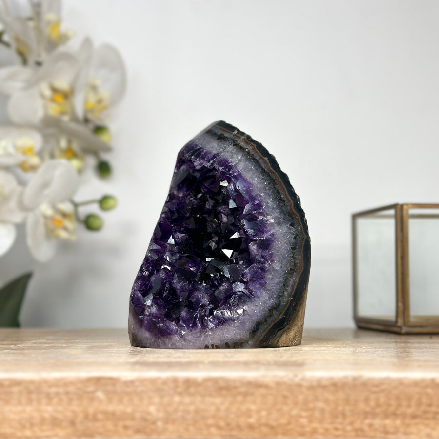 Amethyst-Geode mit dicht gewachsener, tiefvioletter Kristallstruktur