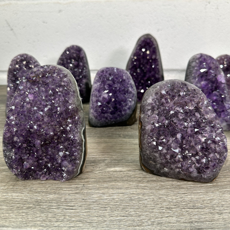 Amethyst-Kathedralen-Set 12-teilig, mit symmetrisch gewachsenen, violetten Kristallkammern