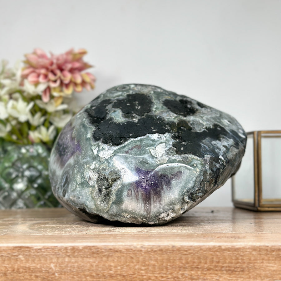 Amethyst-Geode mit Jaspis-Schale und klar definierter Kristallkammer