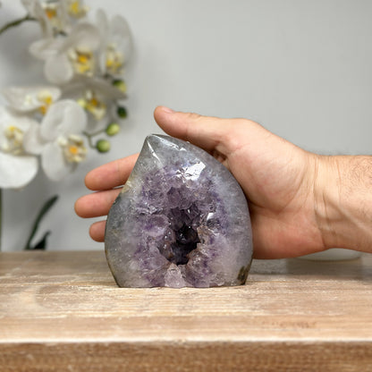 Amethyst-Quarz-Geoden-Flammenskulptur mit kontrastreicher Kristallstruktur