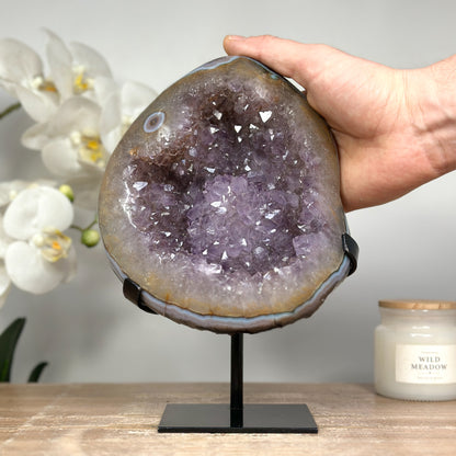 Amethyst-Geode mit gebänderter Achat-Schale und filigranen Stalaktiten